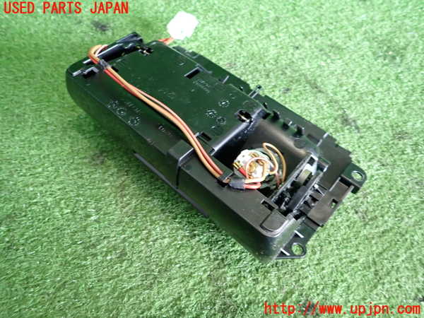 2UPJ-36207821]BMW 320i ツーリング E91(US20)灰皿1 中古_m0002.jpg