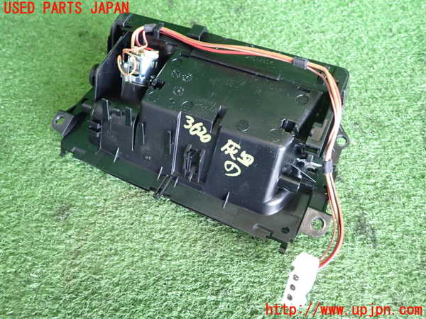 2UPJ-36207821]BMW 320i ツーリング E91(US20)灰皿1 中古_m0003.jpg