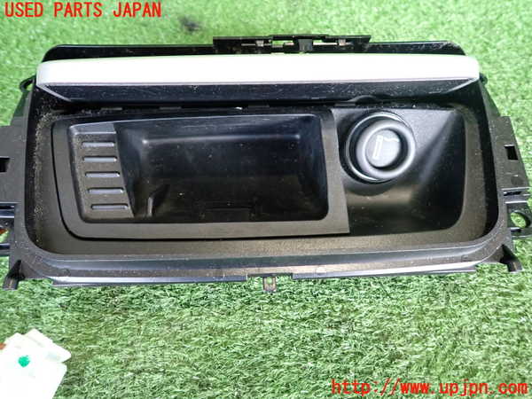 2UPJ-36207821]BMW 320i ツーリング E91(US20)灰皿1 中古_m0004.jpg