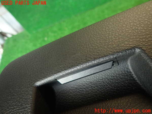 2UPJ-36307841]BMW アクティブハイブリッド3(AH3)(3F30)小物入れ1 中古 (F30)_m0002.jpg