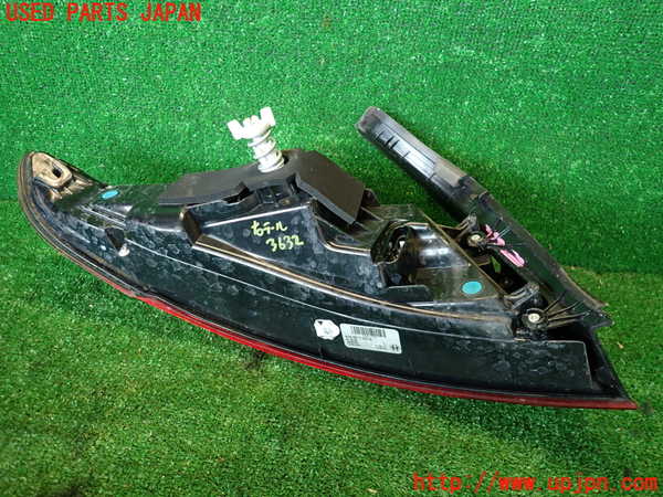 2UPJ-36321530]アルファロメオ・ジュリア(95220)右テールランプ 中古_m0002.jpg