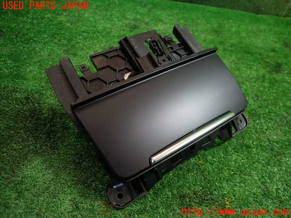 1UPJ-36387821]アウディ・S4 アバント(8KCGWF)灰皿1 中古_m0001.jpg