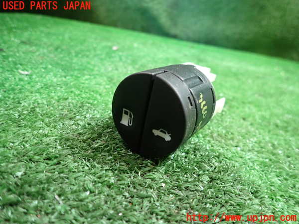 1UPJ-36606308]ジャガー・XKシリーズ(J413A)スイッチ3 (給油口、トランク) 中古_m0001.jpg