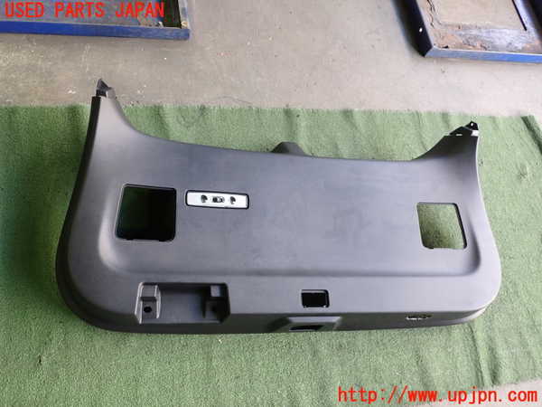 2UPJ-36931578]アウトランダーPHEV(GN0W)バックドア内張り 中古_m0001.jpg