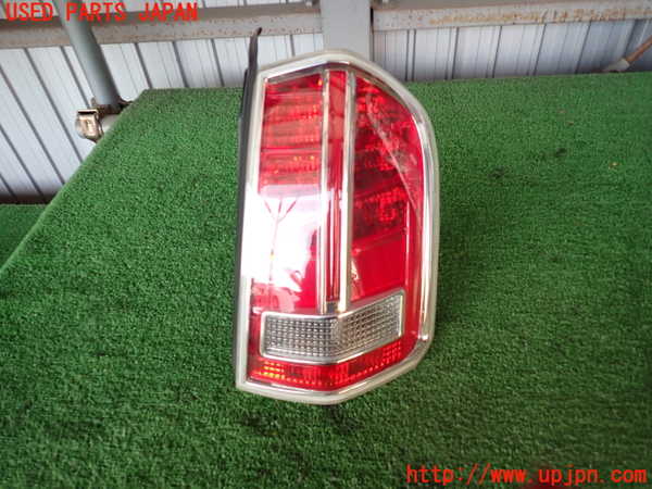 2UPJ-36991530]クライスラー・300(LX36)右テールランプ 中古_m0001.jpg