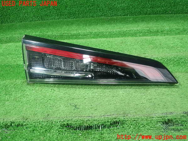 1UPJ-37011552]カローラ ツーリング ハイブリッド(ZWE211W)左リアフィニッシャー 中古_m0001.jpg