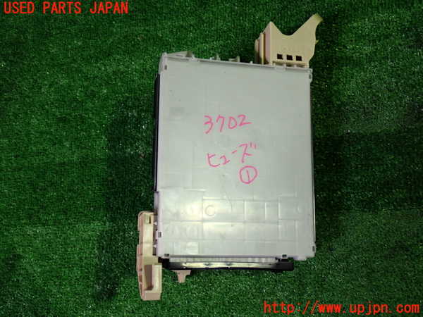 5UPJ-37026741]ヴォクシー(ノア)(MZRA90W)ヒューズボックス1(室内助手席側) 中古_m0002.jpg