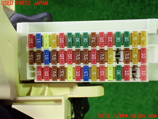 5UPJ-37026741]ヴォクシー(ノア)(MZRA90W)ヒューズボックス1(室内助手席側) 中古_m0003.jpg