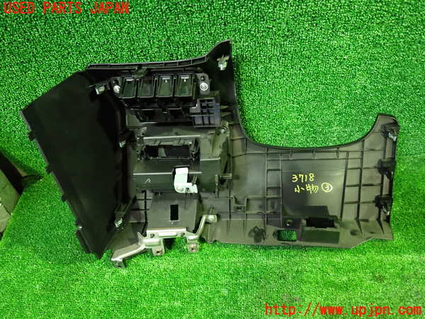 1UPJ-37187843]セレナ e-POWER(HFC27)小物入れ3 中古_m0003.jpg