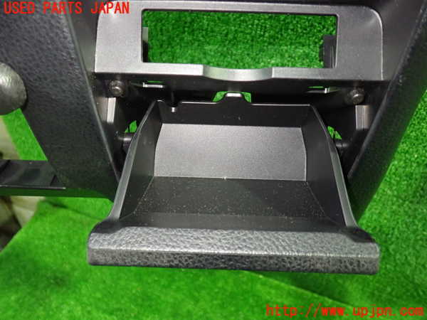 5UPJ-37397842]ヴォクシーハイブリッド(ノアハイブリッド)(ZWR80G)小物入れ2 中古_m0002.jpg