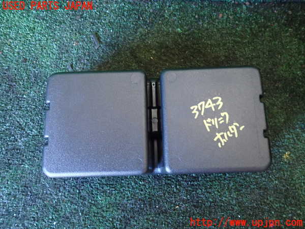 1UPJ-37437810]シボレー・サバーバン(型式不明)ドリンクホルダー 中古_m0002.jpg
