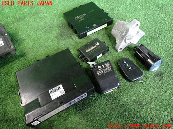 2UPJ-37576110]クラウン ハイブリッド(AZSH20)エンジンコンピューター 中古_m0003.jpg