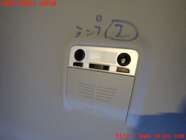 2UPJ-37686412]BMW 320i ツーリング(US20)ルームランプ2 (真中 2列目) 中古_m0001.jpg