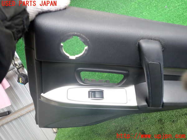 2UPJ-37821294]パジェロ(V98W)右後ドア内張り 中古_m0002.jpg