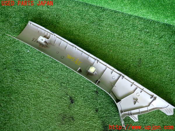 2UPJ-38037655]WR-V(DG5)右フロントピラートリム 中古_m0002.jpg