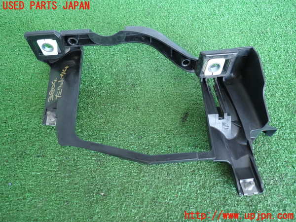 2UPJ-38041142]BMW 525i(NU25)左ヘッドライトリム 中古 (E60)_m0002.jpg