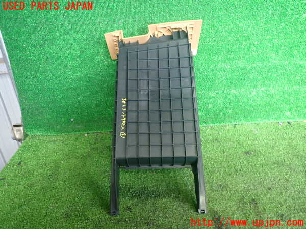 2UPJ-38237841]ポルシェ・カイエン ターボ(9PA50A)小物入れ1 中古_m0002.jpg