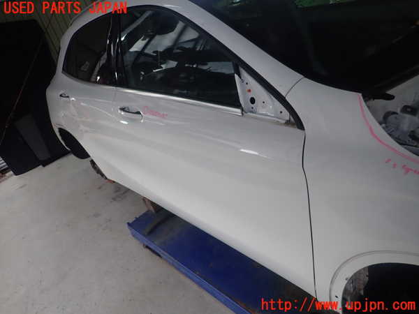1UPJ-38301230]ベンツ GLA180 X156(156942)右前ドア FUYAO M540 中古_m0001.jpg
