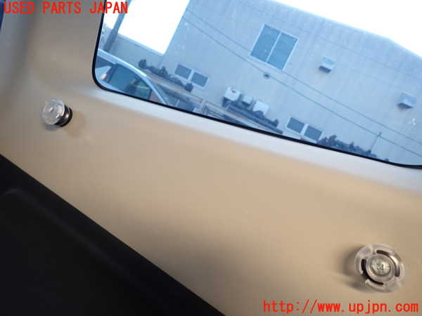 1UPJ-38457675]パジェロ(V93W)右リアピラートリム 中古_m0003.jpg