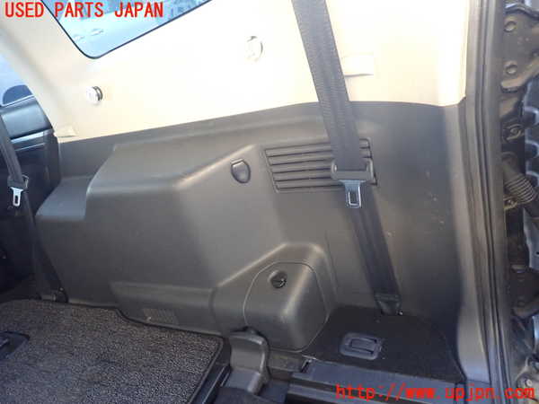 1UPJ-38457675]パジェロ(V93W)右リアピラートリム 中古_m0004.jpg