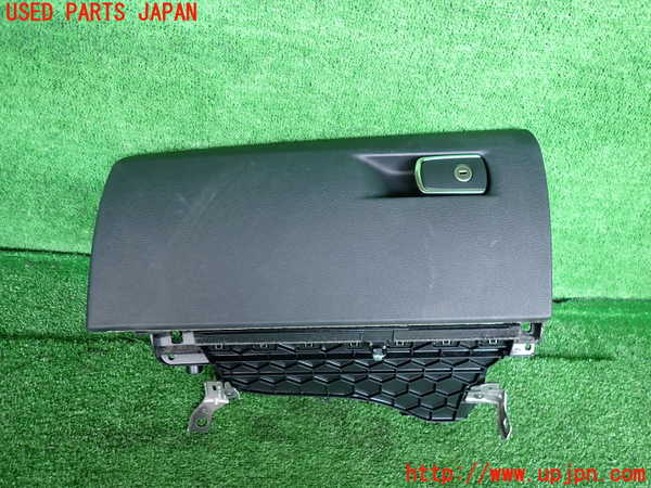 2UPJ-38487516]BMW 320d(3D20)(F30)グローブボックス1 中古_m0001.jpg