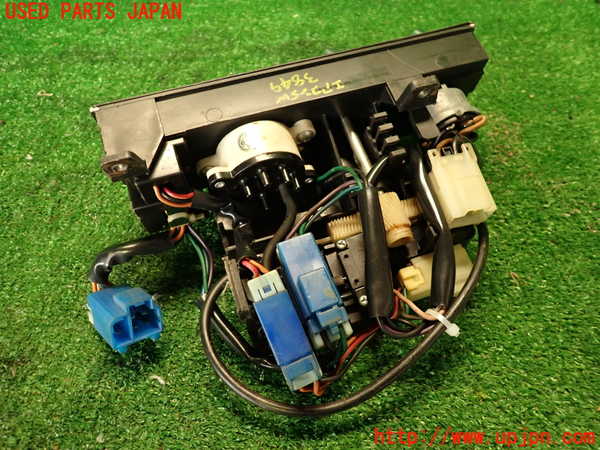 2UPJ-38496066]グロリア ワゴン(WY30)エアコンスイッチ1 中古_m0002.jpg