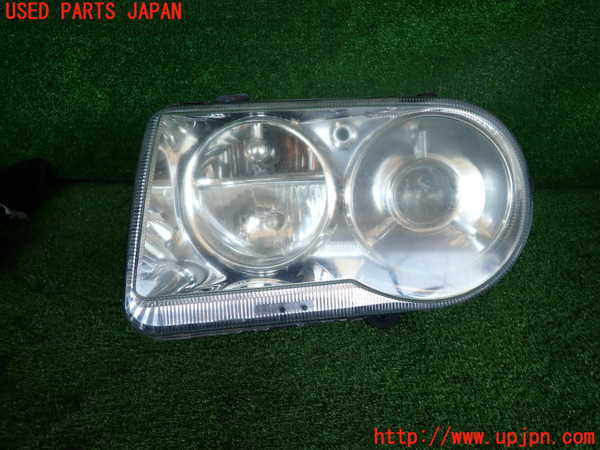 2UPJ-38521132]クライスラー・300C(LX57)左ヘッドライト HID 中古_m0001.jpg