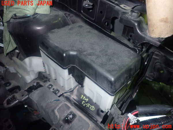 1UPJ-39096741]プレマシー(CREW)ヒューズボックス1(EGルーム内助手席側) 中古_m0001.jpg
