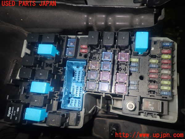 1UPJ-39096741]プレマシー(CREW)ヒューズボックス1(EGルーム内助手席側) 中古_m0002.jpg