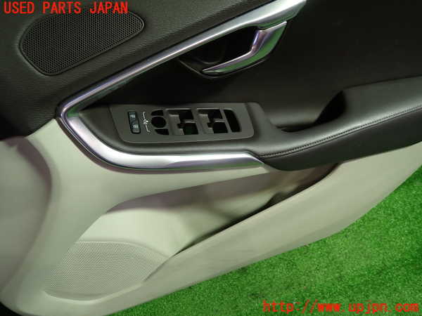 1UPJ-39111234]ボルボ・V40(MB4164T)右前ドア内張り 中古_m0002.jpg