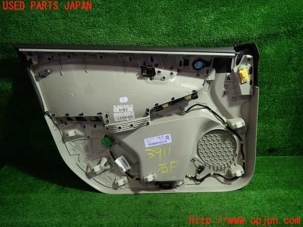 1UPJ-39111234]ボルボ・V40(MB4164T)右前ドア内張り 中古_m0003.jpg