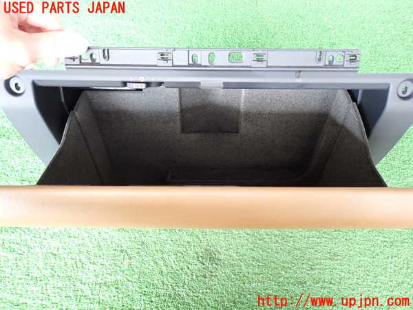 2UPJ-39187516]ポルシェ・カイエン(9PAM5501)グローブボックス1 中古_m0002.jpg