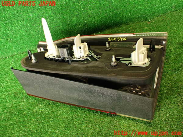 2UPJ-39201536]ボルボ・V70(SB5244W)左テールランプ 中古_m0002.jpg