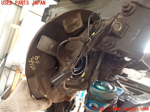 2UPJ-39204295]ボルボ・V70(SB5244W)左フロントナックルハブ 中古_m0002.jpg