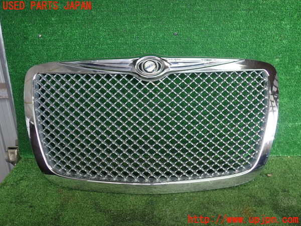 2UPJ-39391050]クライスラー・300C(LX35-)ラジエターグリル 中古_m0001.jpg