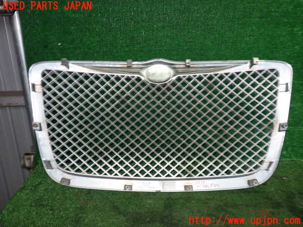 2UPJ-39391050]クライスラー・300C(LX35-)ラジエターグリル 中古_m0004.jpg