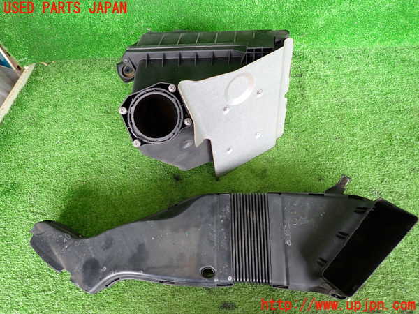 2UPJ-39602560]アウディ・A4 アバント(8EALT)エアクリーナーボックス 中古_m0003.jpg