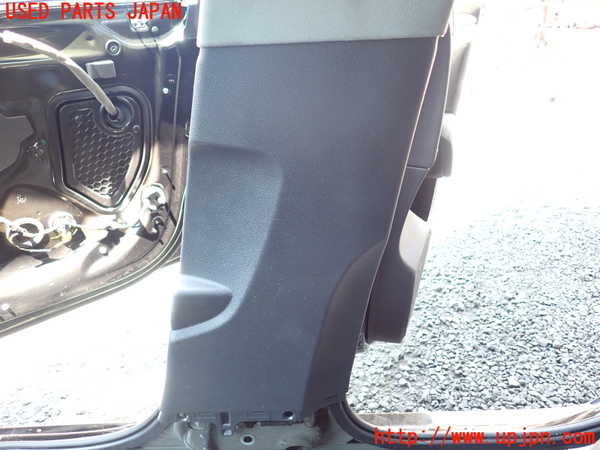 1UPJ-40017665]アウディ・A3 セダン(8VCXSL)右センターピラートリム 中古_m0003.jpg