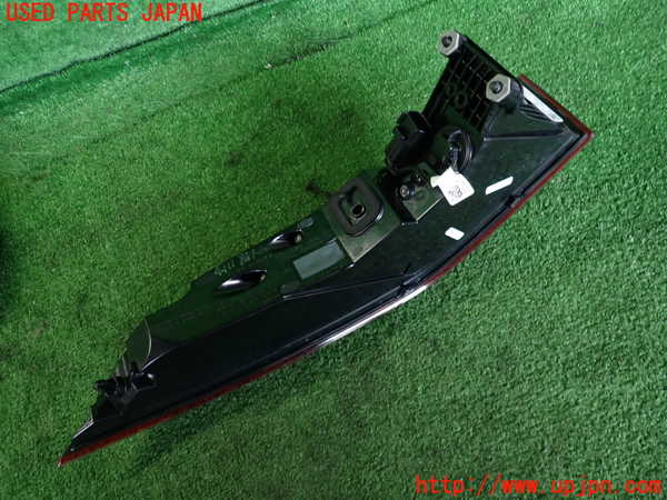 2UPJ-41111530]ジャガー・Eペイス(DF2NA)右テールランプ 中古_m0002.jpg