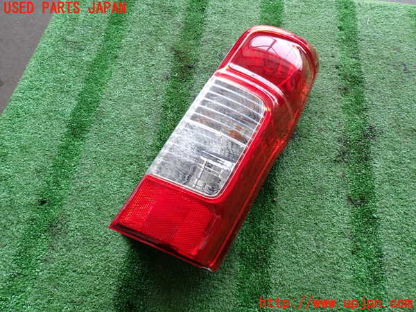 2UPJ-41451530]NV350 キャラバン バン(VW2E26)右テールランプ 中古_m0001.jpg