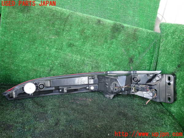 1UPJ-41691530]ジャガー・Fタイプ コンバーチブル(J60MA)右テールランプ 中古_m0003.jpg