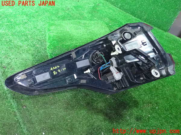 1UPJ-42021530]クロストレック(GUE)右テールランプ 中古_m0002.jpg