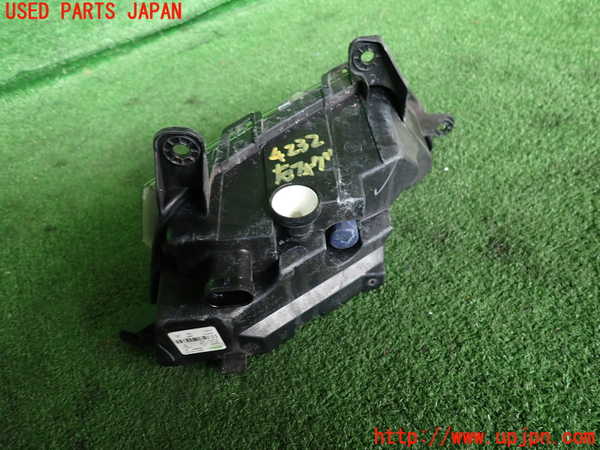 2UPJ-42321180]ポルシェ・マカン ターボ(J1H3)右フォグ 中古_m0002.jpg