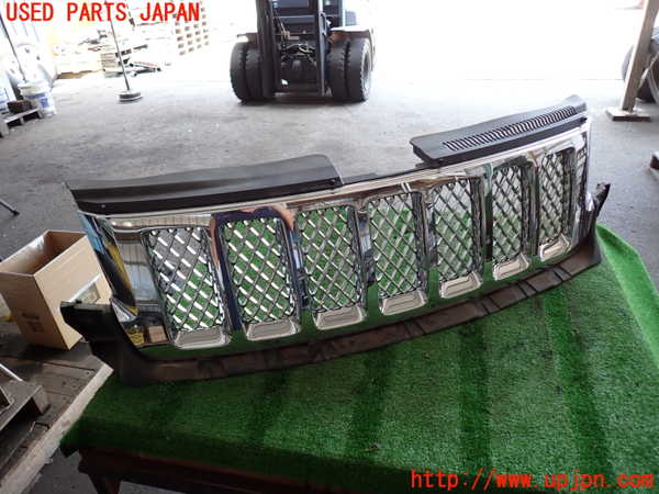 2UPJ-42891050]ジープ・グランドチェロキー(WK57A)ラジエターグリル 中古_m0001.jpg