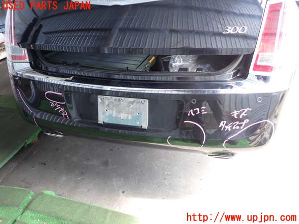 2UPJ-43191610]クライスラー・300(LX36)リアバンパー 中古_m0004.jpg