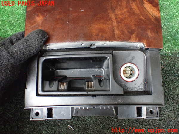 1UPJ-44497821]アウディ・A7 スポーツバック(4GCGWC)灰皿1 中古_m0003.jpg
