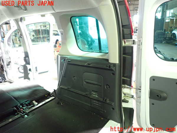 1UPJ-44957675]ルノー・カングー(KWH5F1)右リアピラートリム 中古_m0001.jpg