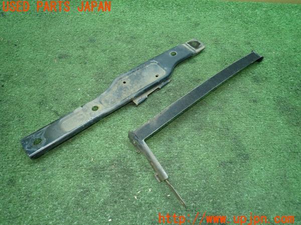 3UPJ=71690001]NISSAN GT-R(R35 MY08)前期 リアインナーフェンダーブラケット 78852-JF00A ガードドラフター 右 中古_m4