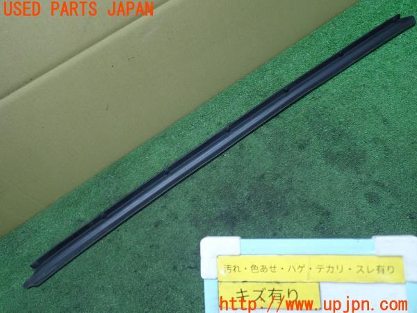 3UPJ=73540622]NISSAN GT-R Premium Edition(R35 MY07)前期 右ドアパーティング 80838-JF00A シール 中古_m0