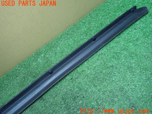 3UPJ=73540622]NISSAN GT-R Premium Edition(R35 MY07)前期 右ドアパーティング 80838-JF00A シール 中古_m2